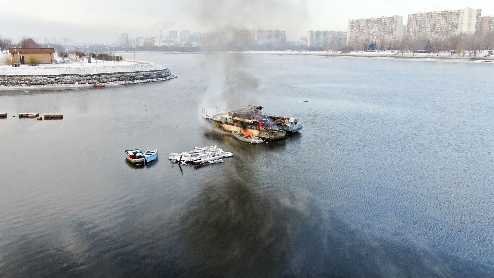 На Москве-реке загорелось судно
