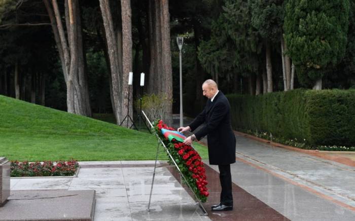 Президент и первая леди Азербайджана посетили могилу общенационального лидера Гейдара Алиева
