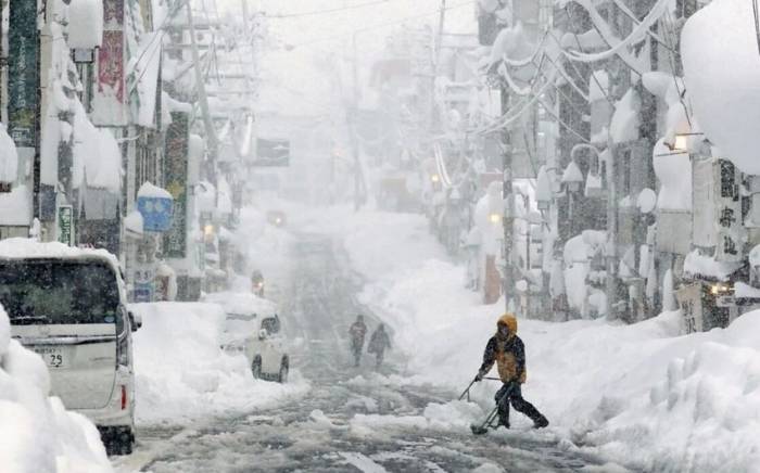 Число погибших из-за снегопадов в Японии выросло до восьми
