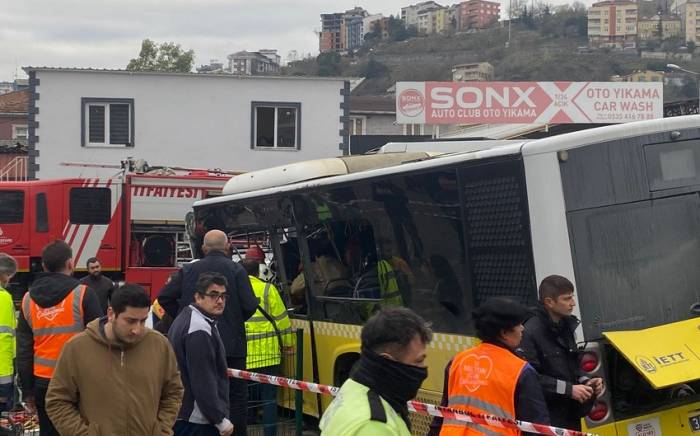 В Стамбуле трамвай столкнулся с автобусом, есть пострадавшие
