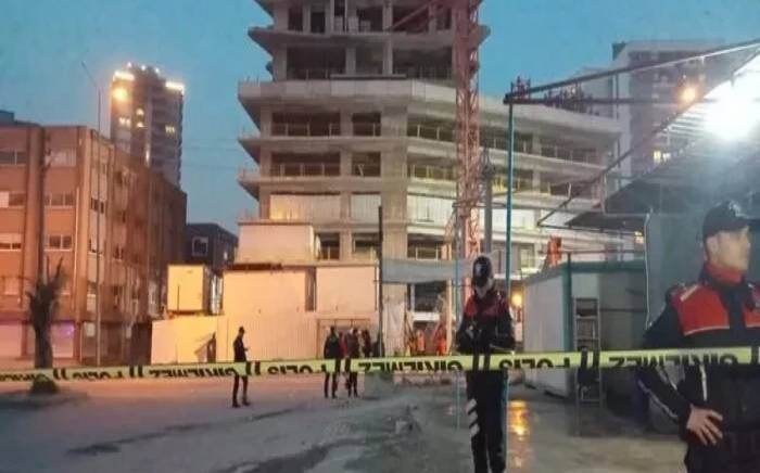 В Измире рухнул подъемный кран, пять человек погибли

