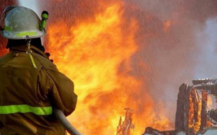 В Баку произошел пожар в жилом доме, эвакуированы 10 человек
