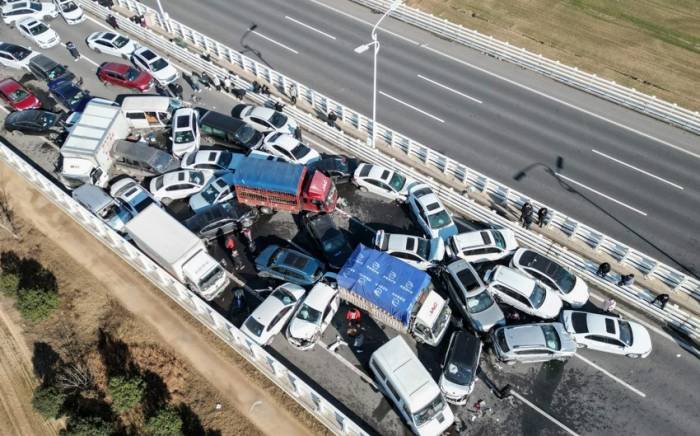 В Китае произошло ДТП с участием 200 автомобилей, один человек погиб
