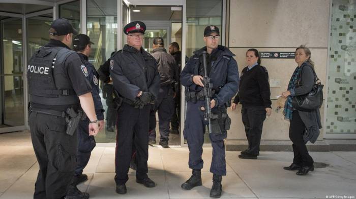 В Канаде 8 девочек-подростков подозревают в убийстве мужчины

