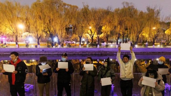 В Пекине и некоторых городах Китая ослабили коронавирусные ограничения на фоне протестов
