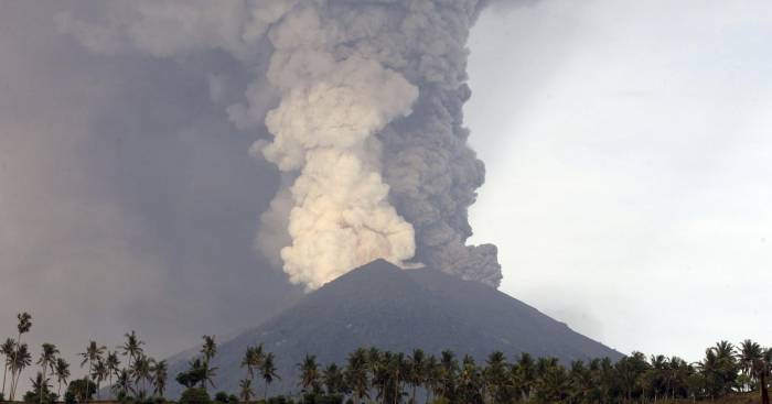 Более 90 человек эвакуировали в Индонезии после извержения вулкана
