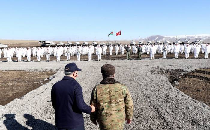 Министры обороны Азербайджана и Турции понаблюдали за военными учениями
