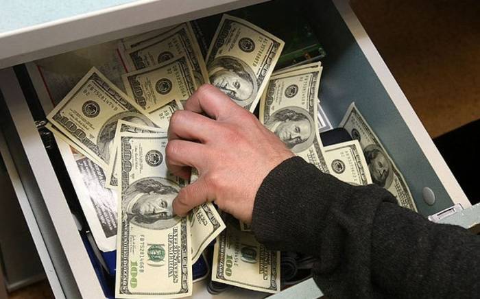 В Сумгайыте ограблен магазин на 16 тыс. манатов и 5 тыс. долларов
