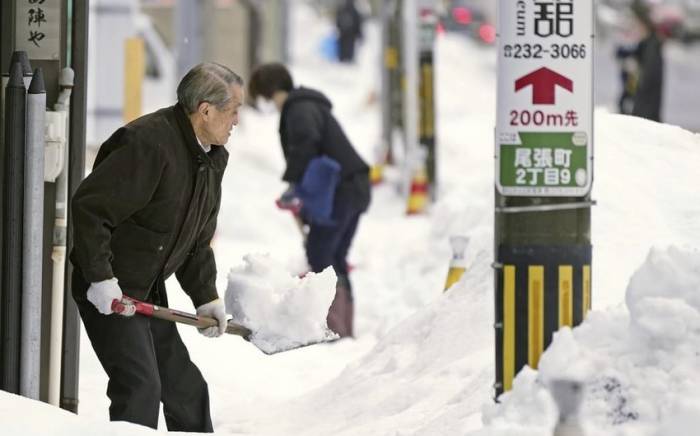 Из-за сильных снегопадов в Японии 17 человек погибли, более 90 пострадали
