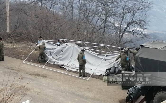Российские миротворцы устанавливают палатки на дороге Шуша-Ханкенди, где проходит акция НПО-ФОТО
