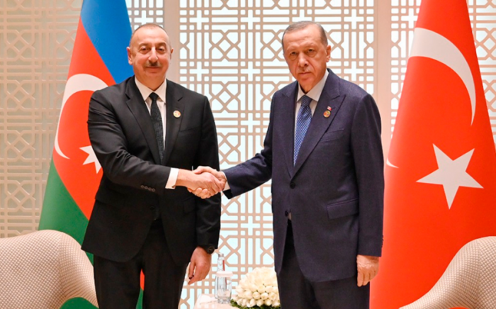 Дан официальный обед в честь глав государств Азербайджана и Турции и их супруг
