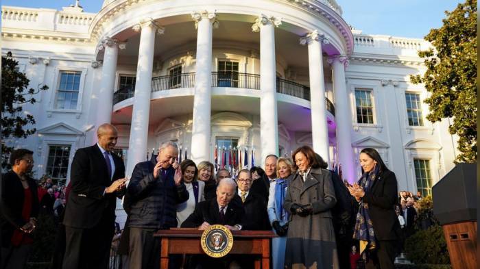 Президент США подписал закон о признании однополых браков на федеральном уровне