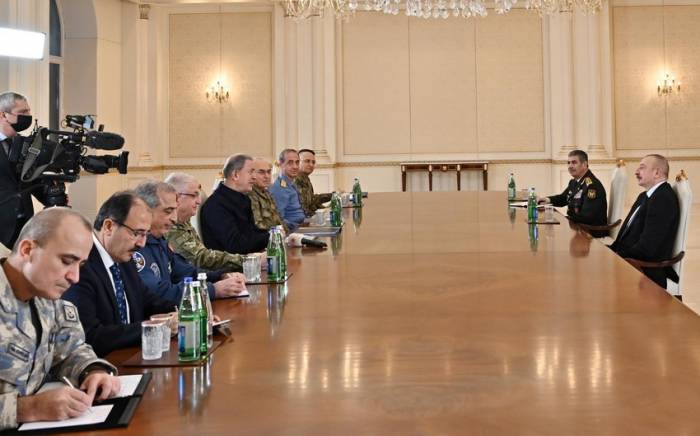 Президент Ильхам Алиев принял делегацию во главе с министром национальной обороны Турции
