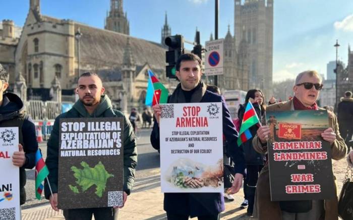 В Лондоне прошла акция протеста против незаконной добычи Арменией полезных ископаемых на территории Азербайджана
