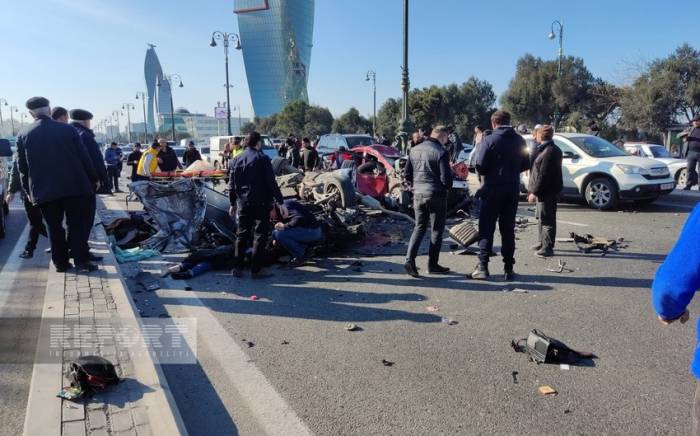 В Баку произошло тяжелое ДТП, погибли три человека -ФОТО
