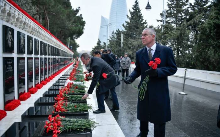 Посол Великобритании чтит память героев 20 Января
