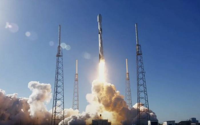 SpaceX запустила ракету-носитель с коммерческими спутниками
