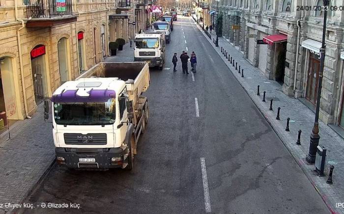 В Баку в связи с ремонтными работами ограничено движение транспорта на одной из улиц
