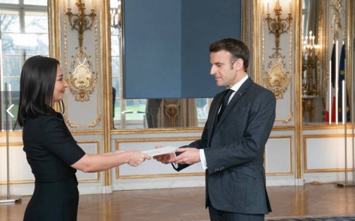 Посол Азербайджана вручила верительные грамоты президенту Франции
