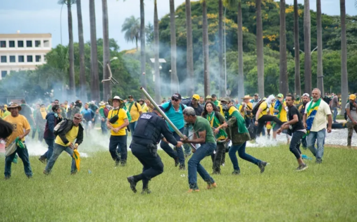 За участие в погромах в столице Бразилии задержали не менее 170 человек
