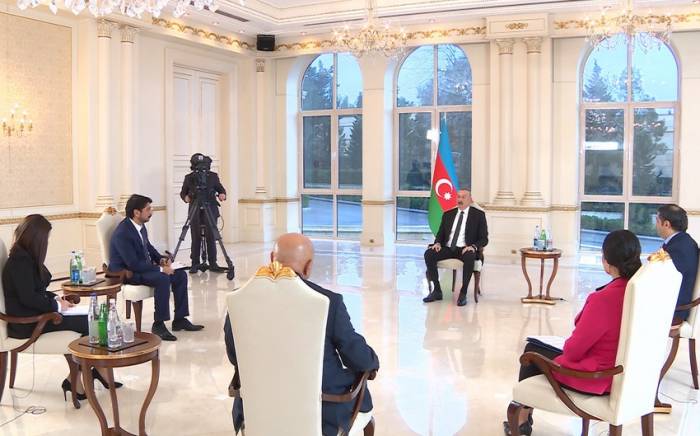 Президент Азербайджана Ильхам Алиев даёт интервью местным телеканалам
