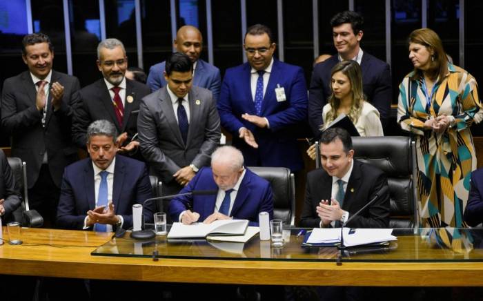 Новый президент Бразилии ужесточил правила ношения оружия и повысил соцпособия
