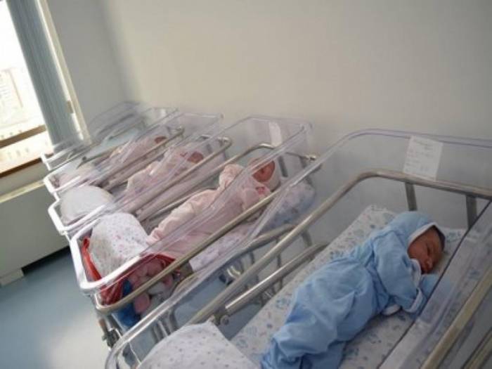 За 11 месяцев прошлого года в Азербайджане родились 150 тройняшек
