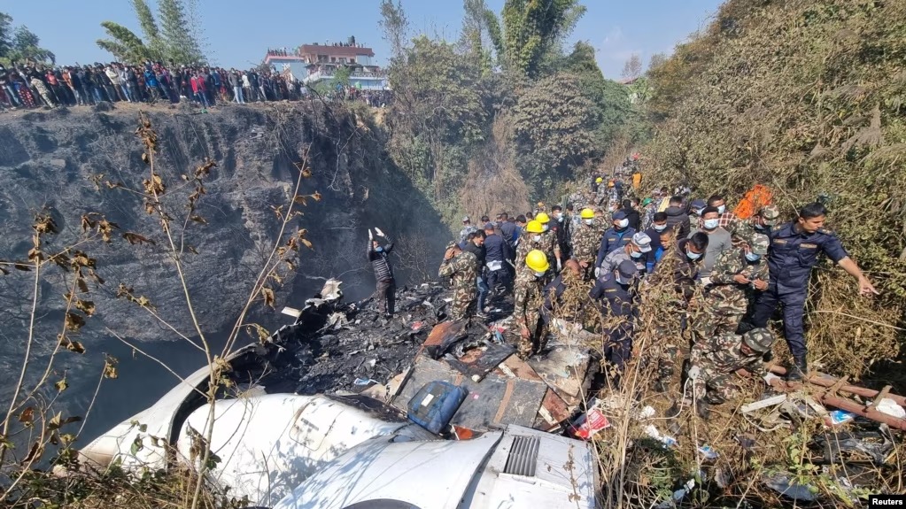 С места происшествия в Непале извлекли тела 68 человек
