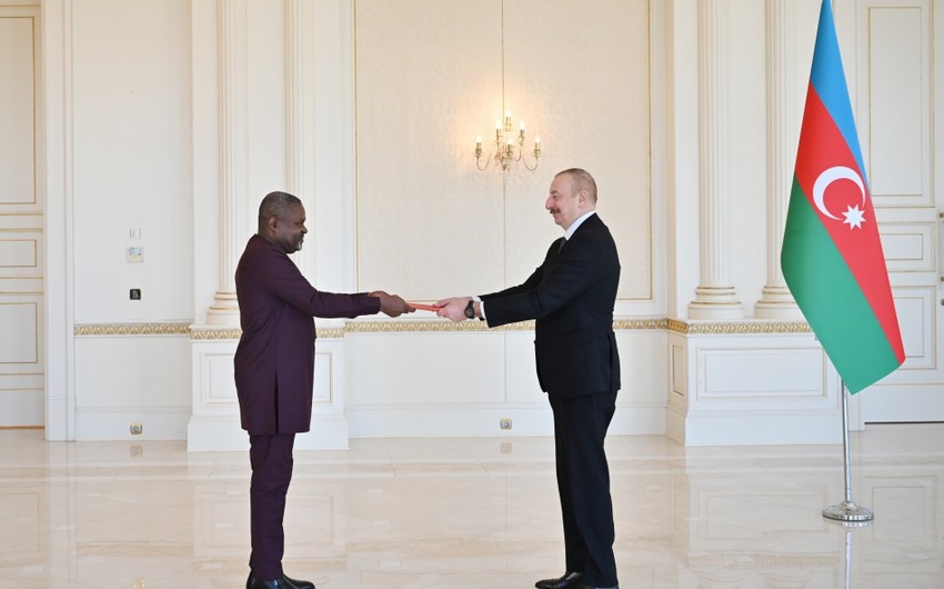Президент принял верительные грамоты новоназначенного посла Анголы в Азербайджане