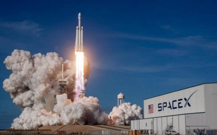 SpaceX запустила ракету-носитель с 55 спутниками сети Starlink
