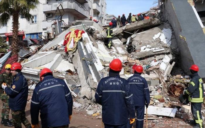 Спасатели МЧС Азербайджана извлекли из-под завалов тела еще двух человек
