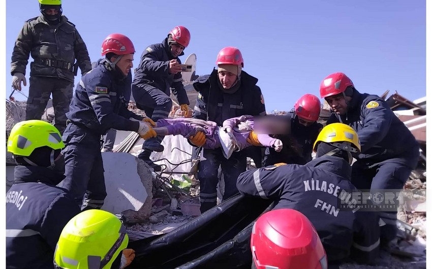 Азербайджанские спасатели извлекли из-под завалов тело еще одного ребенка
