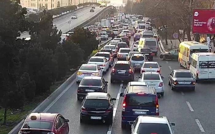 На ряде улиц Баку затруднено движение транспорта
