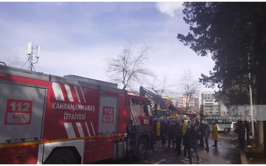 Сотрудники МЧС Азербайджана спасли из-под завалов пожилого мужчину