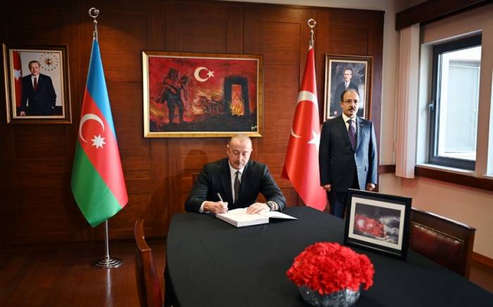 Президент Ильхам Алиев посетил посольство Турции в Азербайджане -ФОТО
