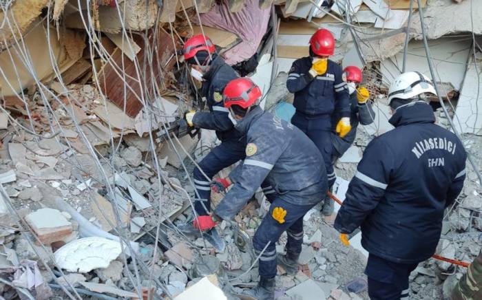 Азербайджанские спасатели извлекли из-под завалов 53 человека
