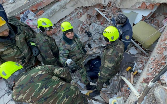 Спасатели МЧС Азербайджана извлекли из-под завалов в Турции 37 человек - ВИДЕО
