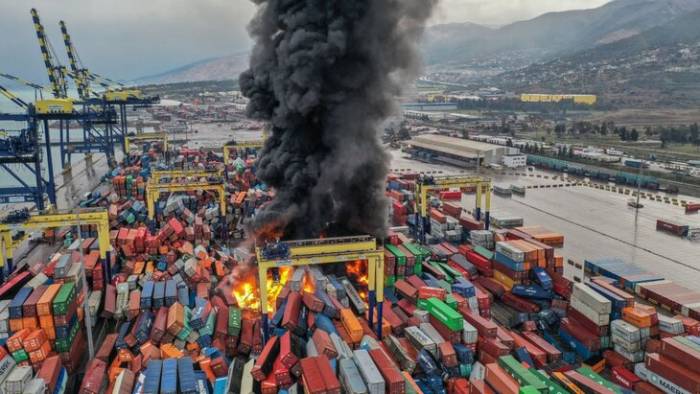 Пожар в турецком порту Искендерун все еще не удалось потушить
