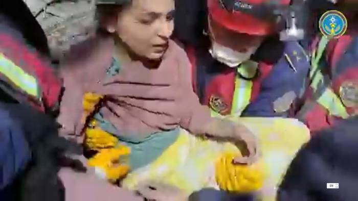 Кыргызские спасатели вытащили из-под завалов в Турции 22-летнюю беременную девушку -ВИДЕО