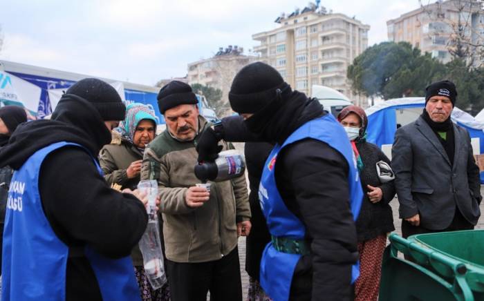 Азербайджанские волонтеры установили палатки для детей в Малатье
