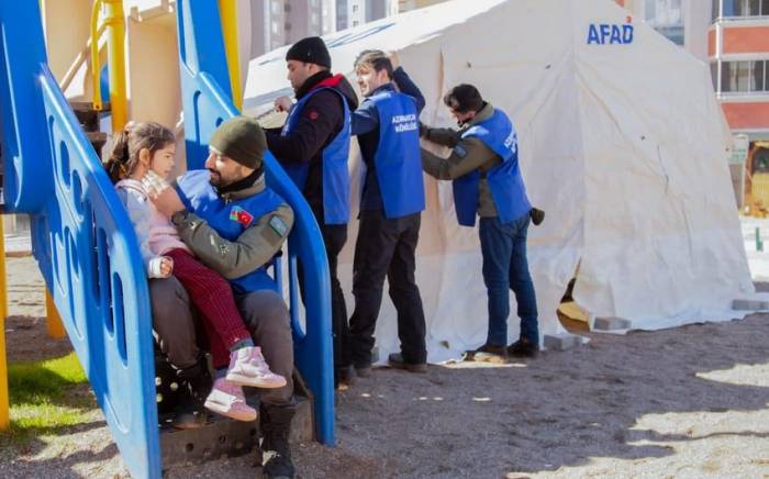 Азербайджанские волонтеры продолжают помогать пострадавшим в результате землетрясения в Турции
