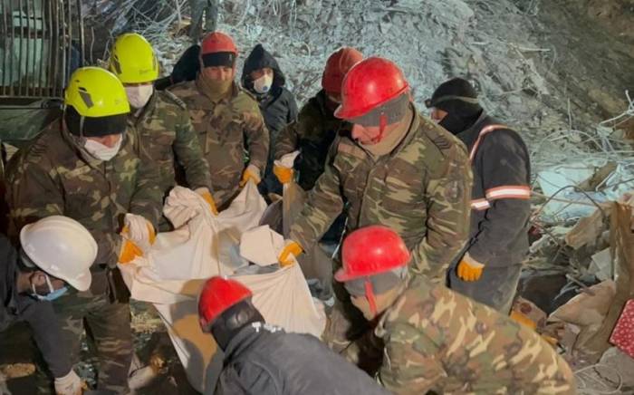 Азербайджанские спасатели вызволили 51 человека из-под завалов в Турции
