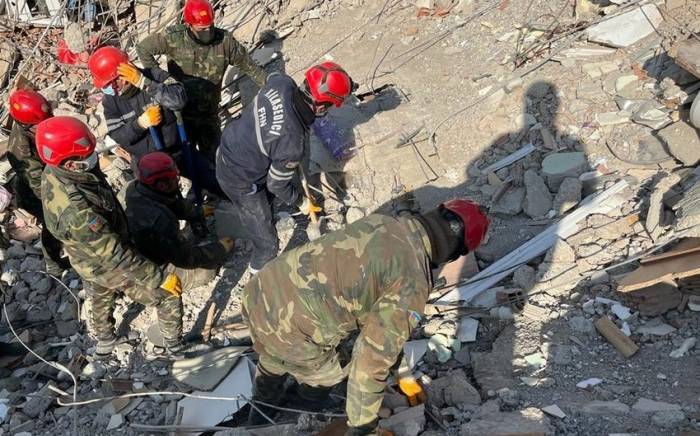 Азербайджанские спасатели вызволили 51 человека, извлекли 613 тел из-под завалов в Турции
