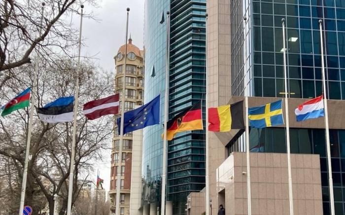 Ряд посольств европейских стран в Азербайджане приспустили флаги
