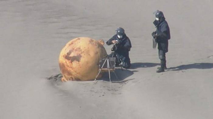 Неизвестный шар диаметром 1,5 м обнаружили на берегу в японской Сидзуоке
