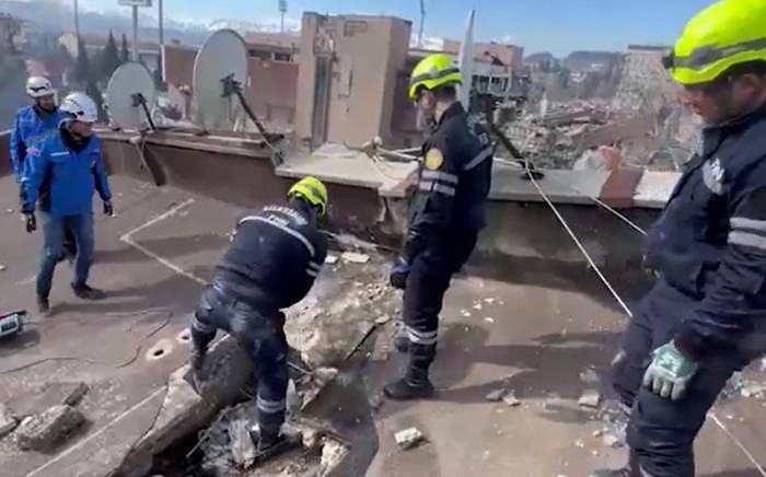 Спасатели МЧС Азербайджана вызволили из-под завалов в Турции 16 человек
