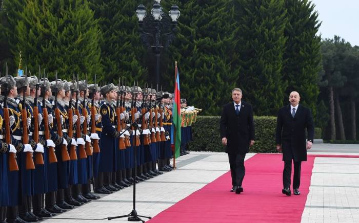 Состоялась церемония официальной встречи президента Румынии -ФОТО
