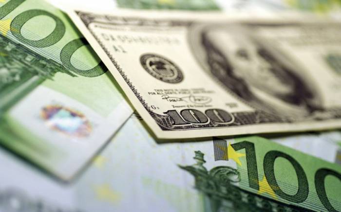 Курс евро незначительно подешевел к доллару перед заседанием ЕЦБ
