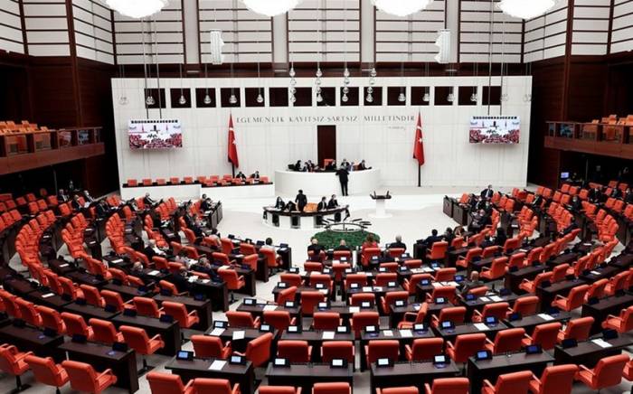 Парламент Турции одобрил введение режима ЧП в 10 провинциях
