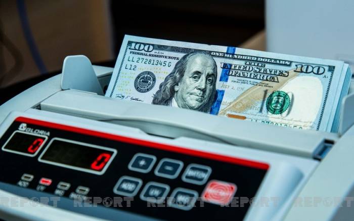 Продажи на валютных аукционах в Азербайджане снизились на 50%

